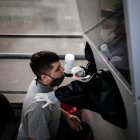 Personal de la Salud realiza un hisopado a un paciente de la Covid-19 el 30 de septiembre de 2020.