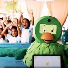 Loly es el loro robot que interactua con los niños y los guía.