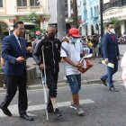 Los vendedores que fueron heridos por policías del Municipio, acompañados de los abogados Hernán Ulloa y Steven Reyes.