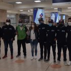 Richard Carapaz junto a integrantes de su escuela de ciclismo que fueron a recibirlo al aeropuerto.