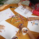 Los niños beneficiados de la jornada realizaron unas postales de agradecimiento a los donantes.