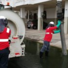 Personal de Interagua realiza limpieza de alcantarilla en Urdesa Norte.