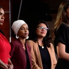 Omar, Tlaib y Ocasio-Cortez celebran una conferencia de prensa.