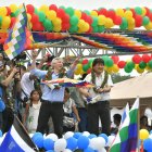 El exmandatario boliviano Evo Morales (d), acompañado de Alvaro García Linera,  son recibidos por sus seguidores hoy en Chimoré.