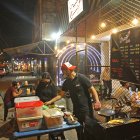 Establecimientos. A lo largo de la avenida están ubicados unos 10 locales que ofrecen hamburguesas, pollos asados, bandejitas, entre otros platillos.