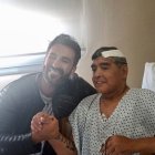 Recuperación. El abogado junto a Diego en la primera foto tras la cirugía.