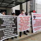 Plantón por reclamos de pago a los centros de diálisis.