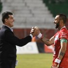 El golero Esteban Dreer (d) fue el gran sacrificado del partido. Antes del pitazo inicial saludó con Ismael Rescalvo.