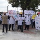 Los estudiantes de la carrera de enfermería acompañaron su protesta con carteles con mensajes que demandaban plazas para el internado.