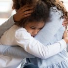 Los padres o un adulto son el mejor soporte para un niño ante  la pérdida de un ser querido.