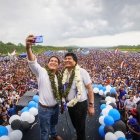 Bolivia. En la tarima que compartió con Evo Morales y Jaime Vargas, el correísta se dedicó a sacar selfis.
