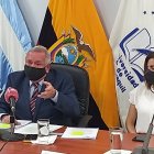 Roberto Passailaigue, rector de la Universidad de Guayaquil, junto a Monserratt Bustamante e Ingrid Estrella, miembros de la CIFI.