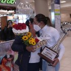 Miryam Núñez es abrazada por su madre María Padilla en el aeropuerto de Quito, la mañana de este sábado