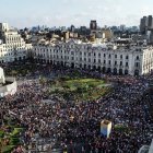 Manifestantes participan en una multitudinaria marcha de protesta contra el nuevo gobierno del presidente Manuel Merino, hoy en la plaza San Martín de Lima (Perú).