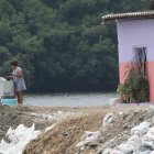 Una lavadora de ropa, junto al brazo de mar y frente al manglar que cubre la zona.