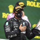 Lewis Hamilton levanta su pulga en señal de victoria tras ganar el campeonato de la Fórmula Uno.