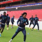 Mientras los positivos están aislados, el resto de la selección nacional trabajó con normalidad en la Casa Blanca