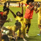Las jugadoras de Barcelona celebran luego de lograr la clasificación frente a Emelec.