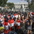 Ciudadanos celebran hoy la renuncia de Manuel Merino a la Presidencia peruana, en Lima (Perú).