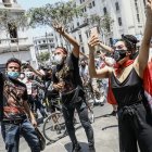 Ciudadanos celebran la renuncia de Manuel Merino a la Presidencia peruana, en Lima (Perú).