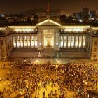Manifestantes participan en una multitudinaria marcha de protesta frente al Palacio de Justicia.