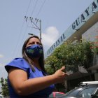 Instalación. La presidenta de la Asociación 20 de julio del Mercado Artesanal muestra los espacios donde se pintarán los murales.