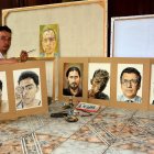 Juan Pablo Zambrano junto a algunos de los retratos que ha plasmado en la pandemia.