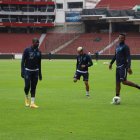 Moisés Corozo (izquierda) dio positivo a COVID-19 mientras Adolfo Muñoz (centro) y Michael Estrada se perfilan como titulares