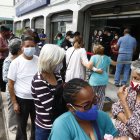 Madrugaron. Los usuarios de Interagua desde temprano hicieron fila, en la oficina de Coronel y Maldonado; unos reclamaron por montos altos en las planillas que les llegó.