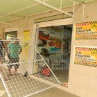 Asalto. Así quedó la puerta de la cooperativa de taxis Ocean Car, luego de que los delincuentes ingresaron al establecimiento, la semana anterior.