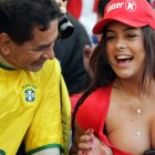 En más de una ocasión los atributos de Larrisa Riquelme han logrado distraer a los hinchas rivales.