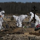St. Petersburg (Russian Federation), 06/05/2020.- Cemetery employees wearing protective gear bury a COVID-19 victim in the special purpose section of a graveyard on the outskirts of St. Petersburg, Russia, 06 May 2020, amid the ongoing pandemic of the COVID-19 disease caused by the SARS-CoV-2 coronavirus. (Rusia, San Petersburgo) EFE/EPA/ANATOLY MALTSEV RUSSIA PANDEMIC CORONAVIRUS COVID19