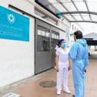 Situación. Médicos atienden en el hospital Bicentenario.
