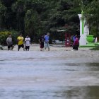 Pobladores caminan en medio de las inundaciones de varios ríos tras el paso de Eta, el 5 de noviembre de 2020.