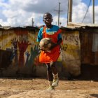 La fundación Fútbol Más Ecuador trabaja por los derechos de los niños.