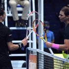 Dominic Thiem (d) recibe la felicitación de Rafael Nadal.