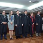 Indumentaria. Vocales del Consejo y jueces de la Corte durante la entrega de togas para el uso en audiencias.