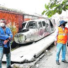 Avioneta. En el pasillo de entrada principal hay el fuselaje de una avioneta.