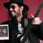 Douglas Bastidas para el lente de EXPRESIONES. En la foto pequeña la primera formación de Tranzas en 1987.