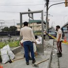 Persona de la compañia retira el letrero en estos momento en el lugar.