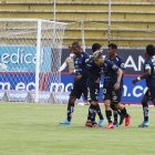 Los jugadores de Independiente del Valle festejan el primer gol de Christian Ortiz ante Aucas, en el estadio Gonzalo Pozo Ripalda