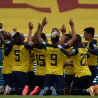 Los jugadores de la selección ecuatoriana celebran uno de los tantos ante el elenco cafetero.