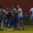 Los jugadores de Macará festejan el gol anotado por Ronald Champang