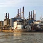 Las barcazas. Son las que producían electricidad en el pasado. Estas acoderan en el muelle de Termoguayas.