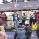 Caravana. La ciclista presidió desde una plataforma móvil las calles de Riobamba. Antes lo hizo en moto.