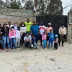 Pervis Estupiñán (c), marcapunta del Villarreal y la selección ecuatoriana, con William Latacunga (abajo de blanco en cuclillas) y otros moradores del sector.