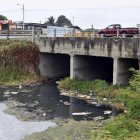 Como se observa en la imagen permanece el estero, en varios puntos. El agua está sucia, con basura y una especie de lama. Y los malos olores se intensifican cuando los días son más calurosos.