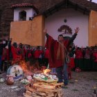 Pobladores de Hampaturi, junto al ministro de Medio Ambiente y Agua, Juan Santos(i), realizan un ritual ancestral.