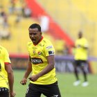 Delincuentes armados asaltaron en el local del defensa de Barcelona, Pedro Pablo Velasco.