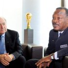 Yves Jean-Bart (d), junto a Joseph Blatter cuando ambos ocupaban cargos importantes en la FIFA.